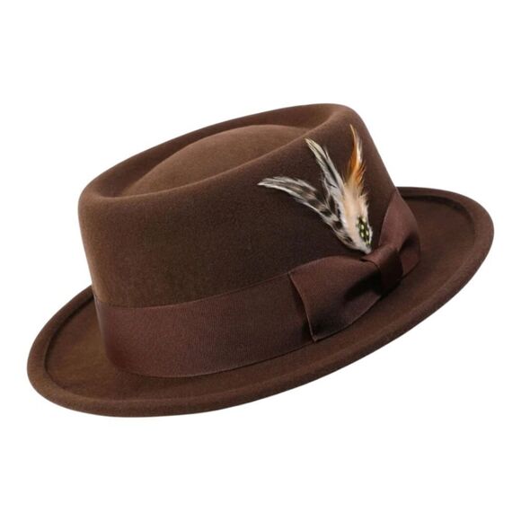 MEN'S MONTIQUE DARK BROWN PORK PIE FEDORA HAT WITH FEATHER ACCENT. H88. - Picture 2 of 5
